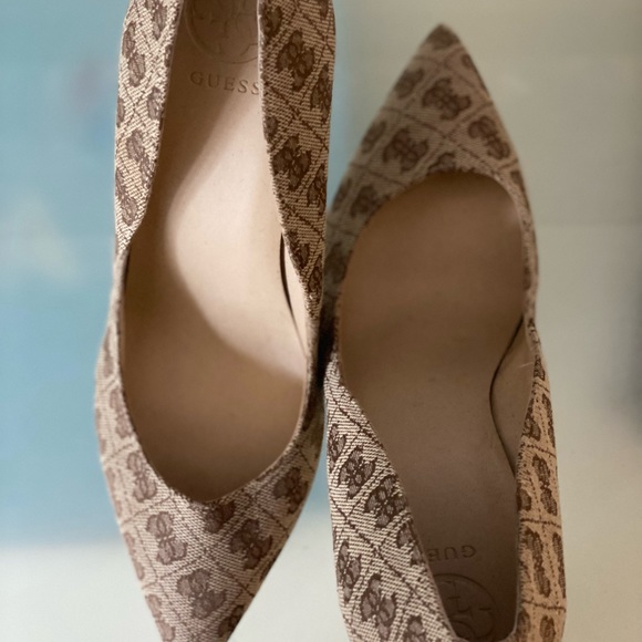 GUESS Pumps - Picture 3 of 4